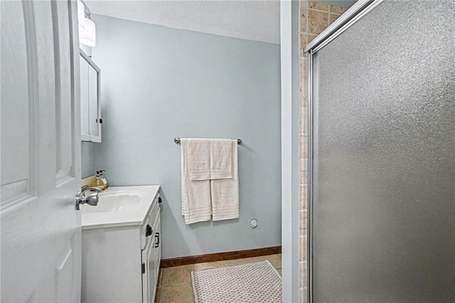 18607 Wildflower Drive, Smithville, MO 64089