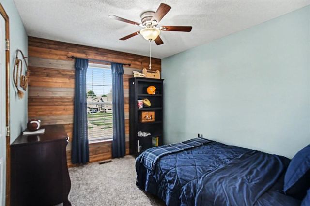 18607 Wildflower Drive, Smithville, MO 64089