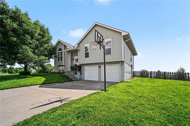 18607 Wildflower Drive, Smithville, MO 64089