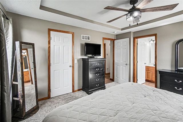 18607 Wildflower Drive, Smithville, MO 64089
