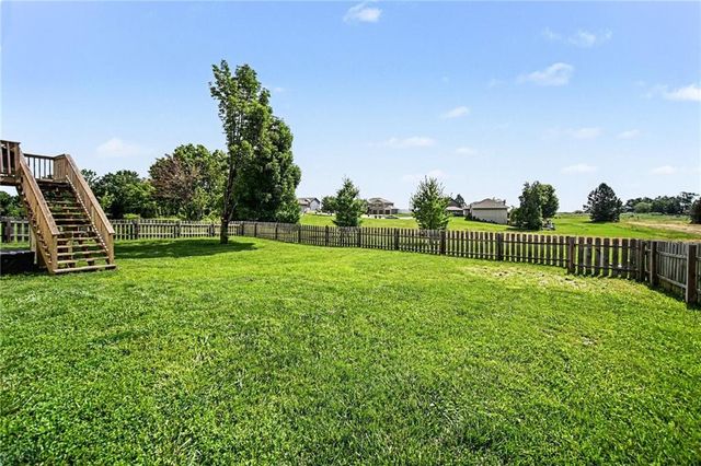 18607 Wildflower Drive, Smithville, MO 64089