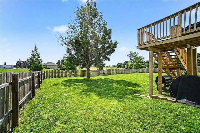 18607 Wildflower Drive, Smithville, MO 64089