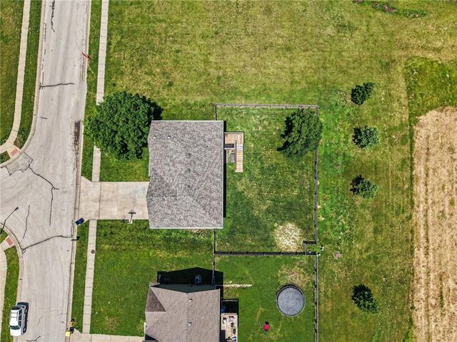 18607 Wildflower Drive, Smithville, MO 64089