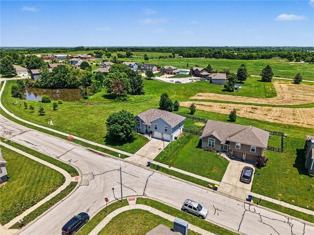 18607 Wildflower Drive, Smithville, MO 64089