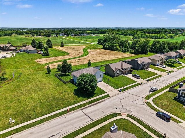 18607 Wildflower Drive, Smithville, MO 64089
