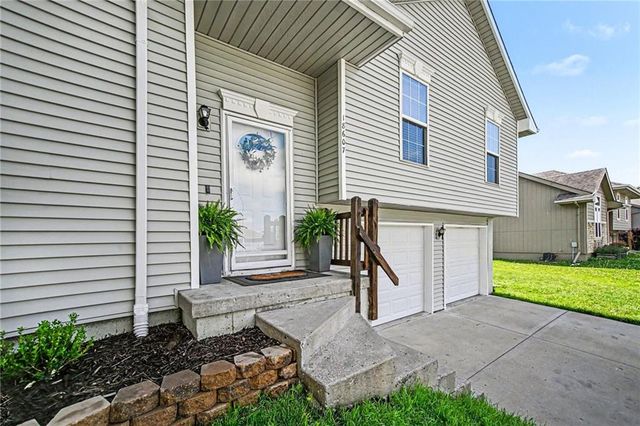 18607 Wildflower Drive, Smithville, MO 64089
