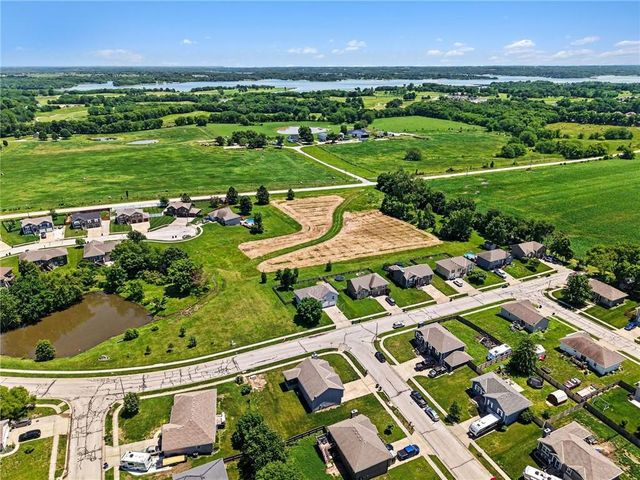 18607 Wildflower Drive, Smithville, MO 64089