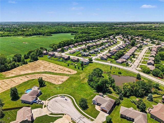 18607 Wildflower Drive, Smithville, MO 64089