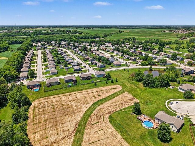 18607 Wildflower Drive, Smithville, MO 64089