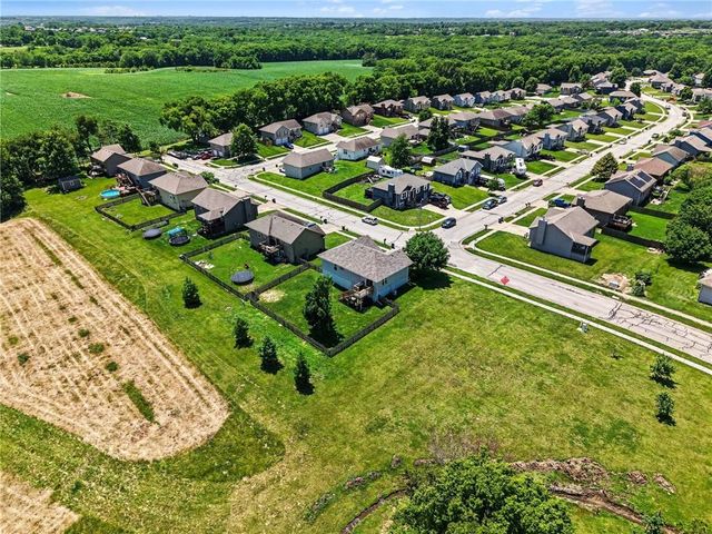 18607 Wildflower Drive, Smithville, MO 64089