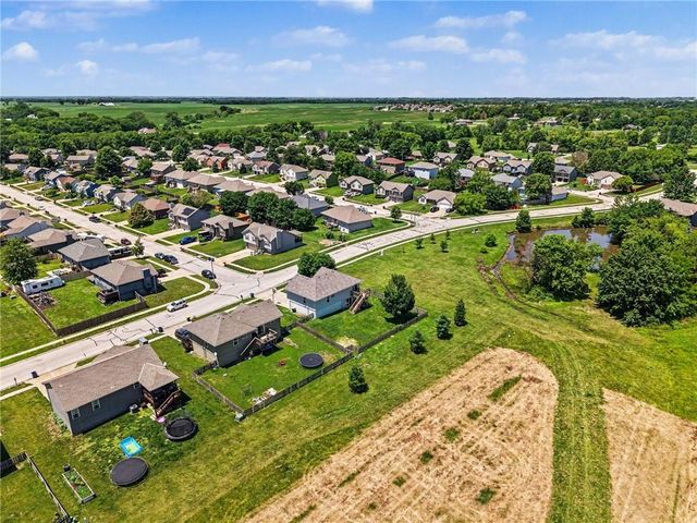 18607 Wildflower Drive, Smithville, MO 64089