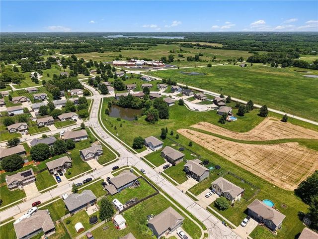 18607 Wildflower Drive, Smithville, MO 64089