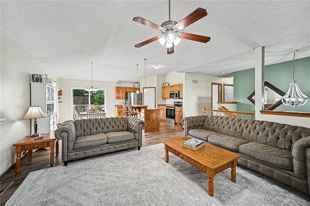 18607 Wildflower Drive, Smithville, MO 64089