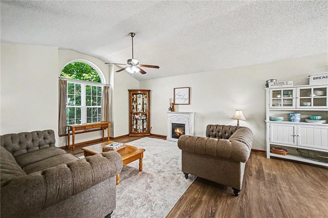18607 Wildflower Drive, Smithville, MO 64089