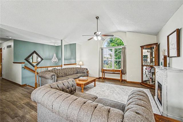 18607 Wildflower Drive, Smithville, MO 64089