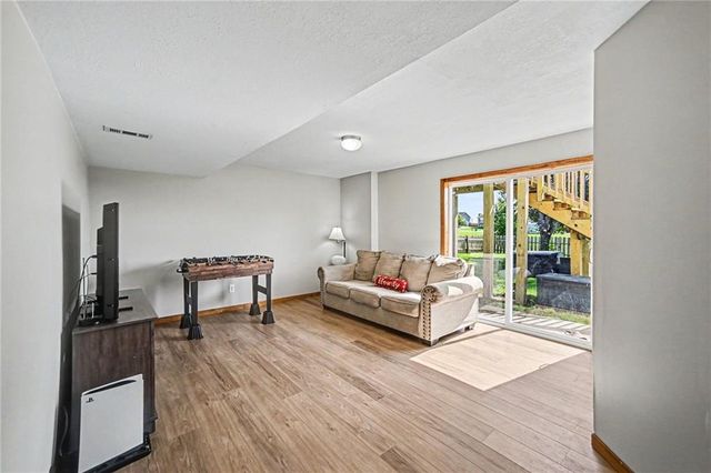18607 Wildflower Drive, Smithville, MO 64089