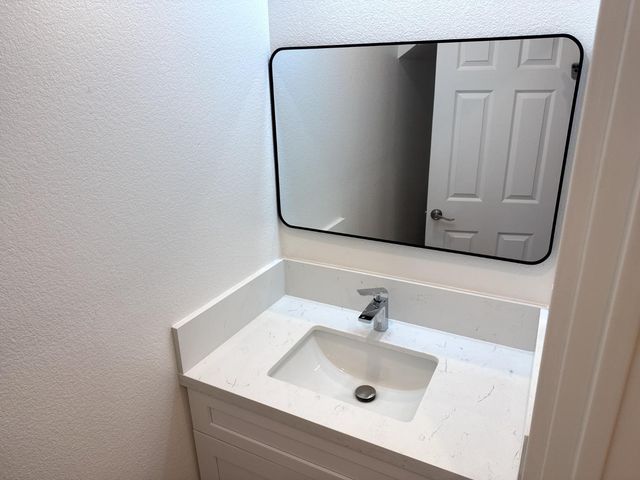 561 Jason Dr, Turlock, CA 95380