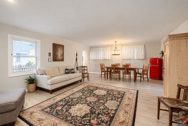 1301 S 2nd Avenue, Des Plaines, IL 60018