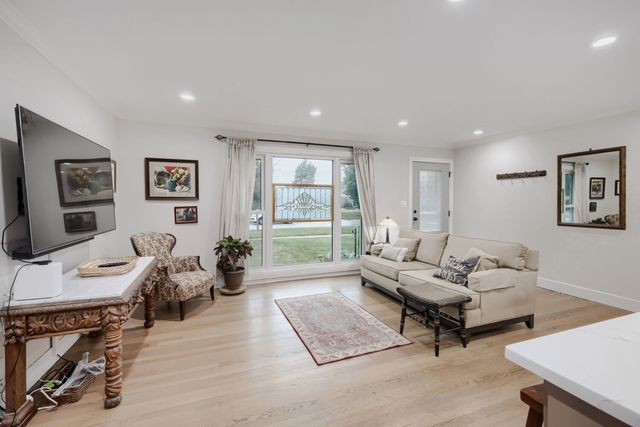 1301 S 2nd Avenue, Des Plaines, IL 60018