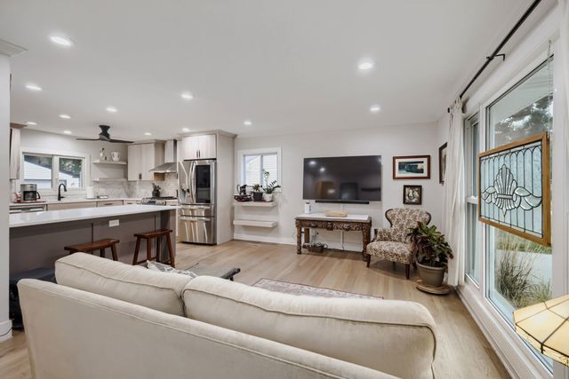 1301 S 2nd Avenue, Des Plaines, IL 60018