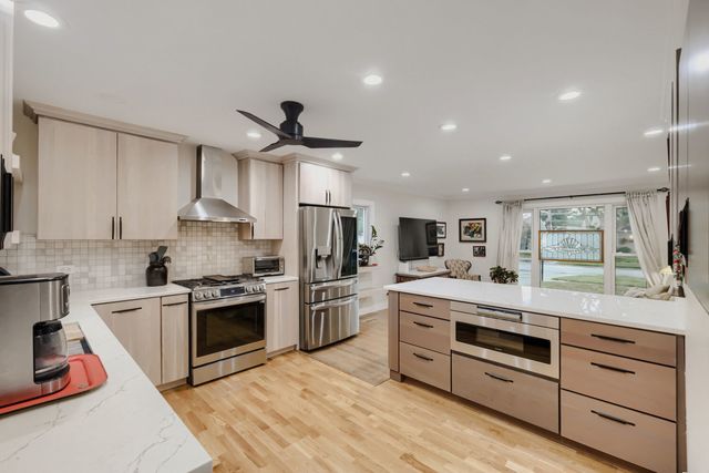 1301 S 2nd Avenue, Des Plaines, IL 60018