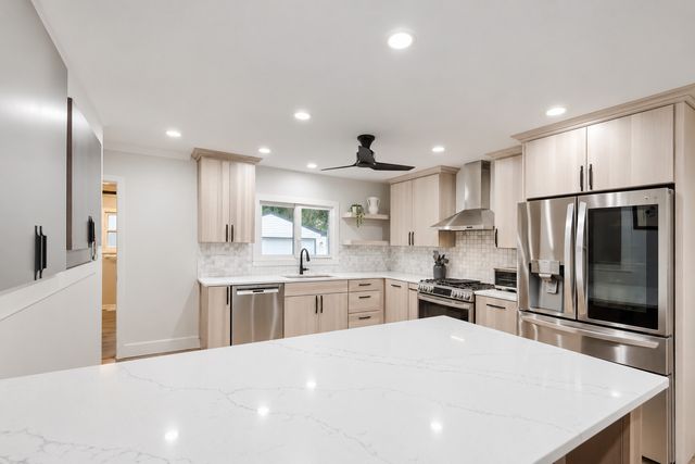 1301 S 2nd Avenue, Des Plaines, IL 60018