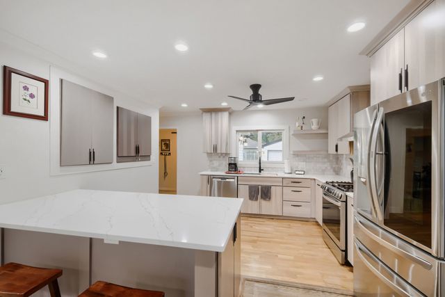 1301 S 2nd Avenue, Des Plaines, IL 60018