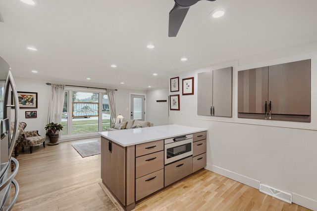 1301 S 2nd Avenue, Des Plaines, IL 60018