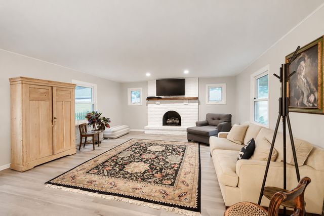 1301 S 2nd Avenue, Des Plaines, IL 60018