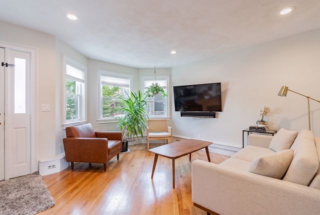 453 E 8th St, Boston, MA 02127