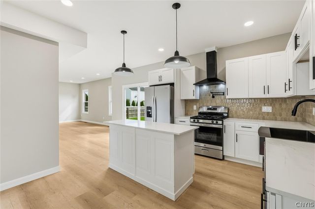 8252 Dampier Circle, Clay, NY 13090