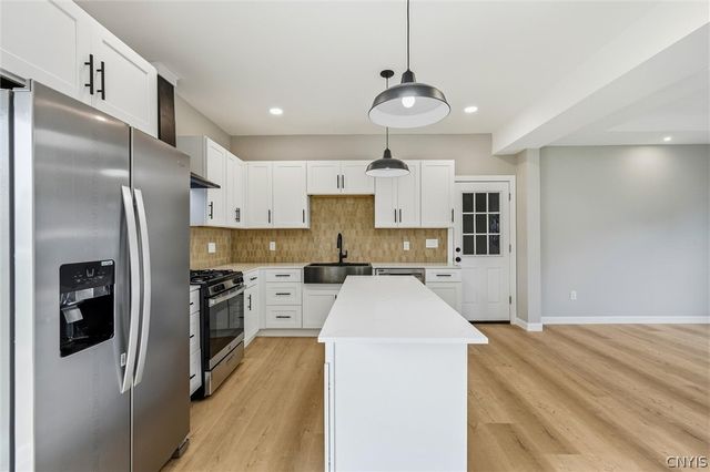 8252 Dampier Circle, Clay, NY 13090