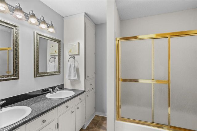 210 Pinehills Dr., Hattiesburg, MS 39402