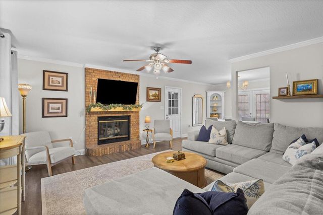 210 Pinehills Dr., Hattiesburg, MS 39402