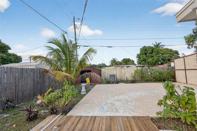 171 Tulip Tree Dr, Lake Worth, FL 33462