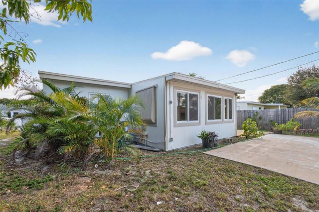 171 Tulip Tree Dr, Lake Worth, FL 33462