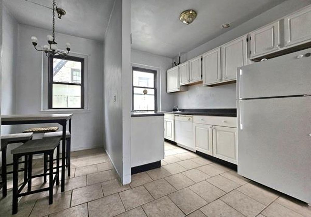 2167 33rd St Apt 4G, New York City, NY 11105