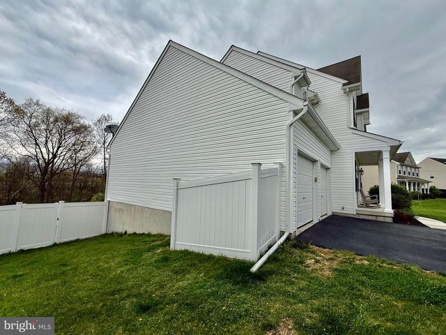 1813 SILVERLEAF LN, Palmyra, PA 17078