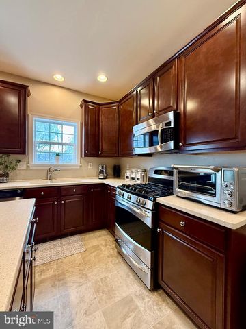 1813 SILVERLEAF LN, Palmyra, PA 17078