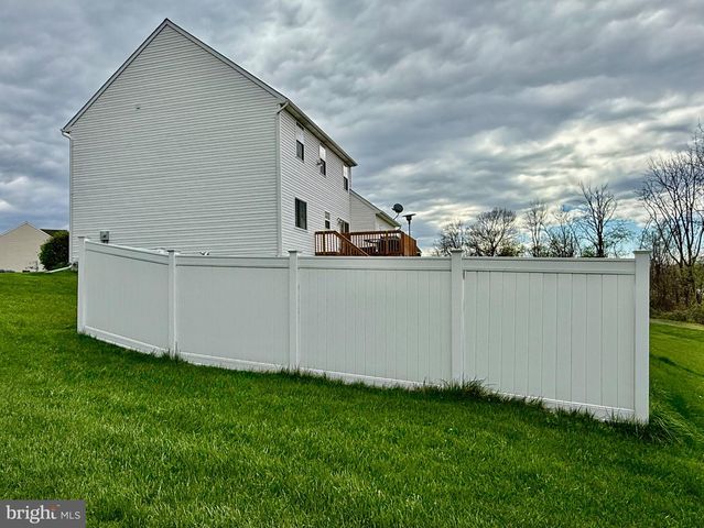 1813 SILVERLEAF LN, Palmyra, PA 17078