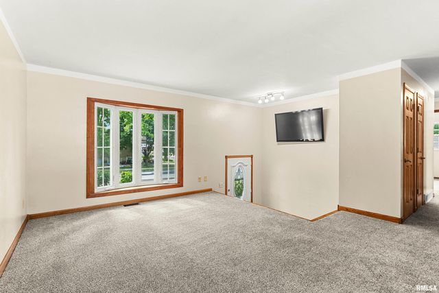 1 DOMINION Court, Pekin, IL 61554