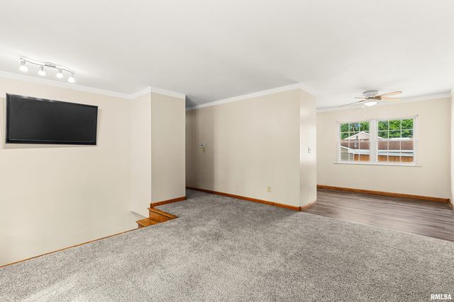 1 DOMINION Court, Pekin, IL 61554