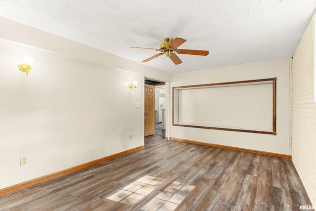 1 DOMINION Court, Pekin, IL 61554