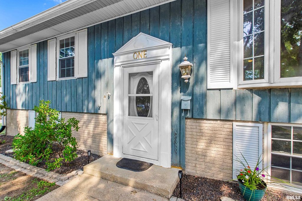 1 DOMINION Court, Pekin, IL 61554