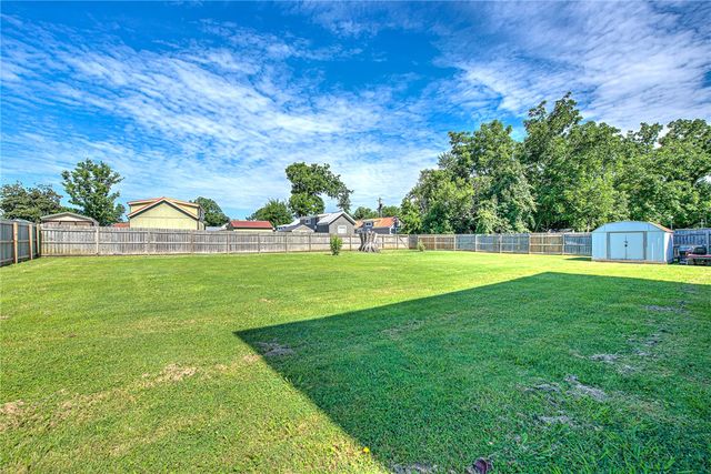 608 N 10th Street, Rogers, AR 72756