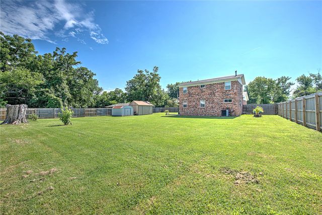 608 N 10th Street, Rogers, AR 72756