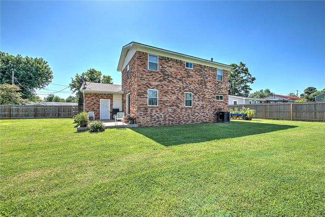 608 N 10th Street, Rogers, AR 72756