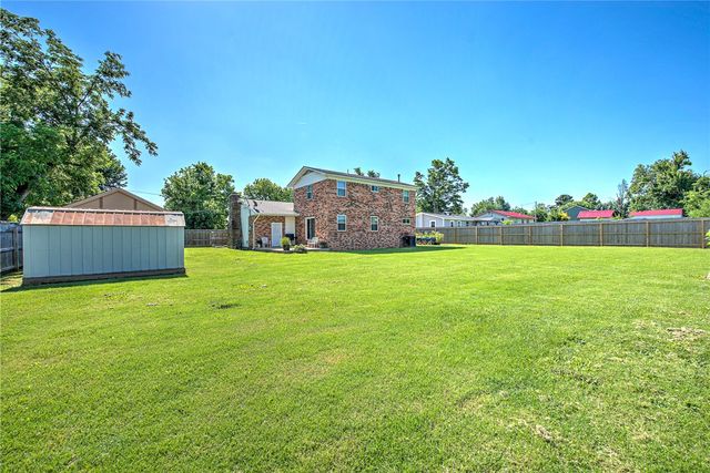 608 N 10th Street, Rogers, AR 72756