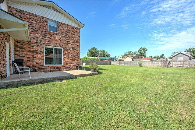 608 N 10th Street, Rogers, AR 72756