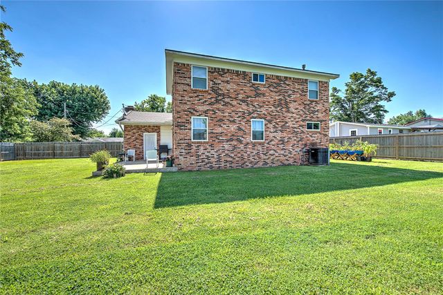 608 N 10th Street, Rogers, AR 72756